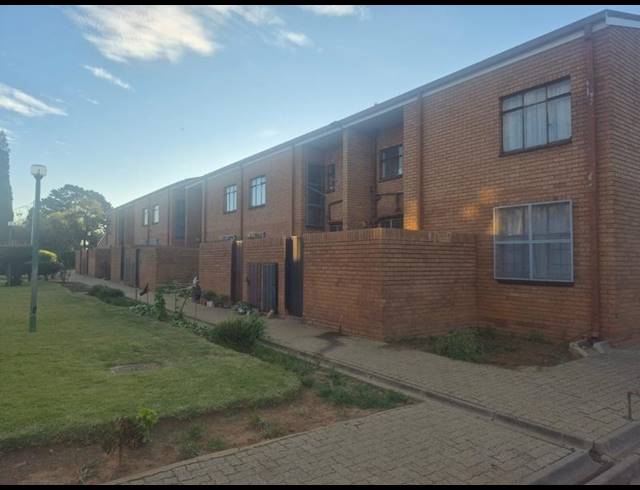 4 BEDROOM TOWNHOUSE FOR SALE IN ENNERDALE EXT 3